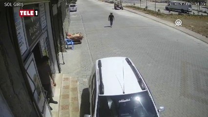 Kafasına karton kutu geçirip şaşkın bakışlara içinde yürüdü! Sebebi sonra ortaya çıktı