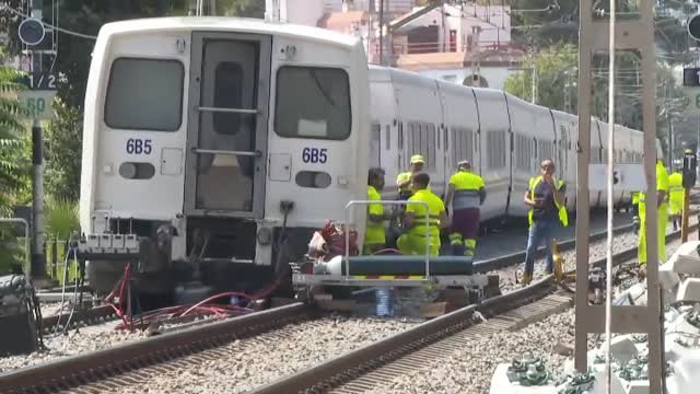 Un tren sin pasajeros descarrila en Sitges y corta la circulación entre Garraf y Vilanova i la Geltrú