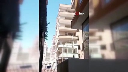 Le bâtiment de 7 étages, qui a été fortement endommagé par le tremblement de terre de Şanlıurfa, s'est effondré avec un sifflement.