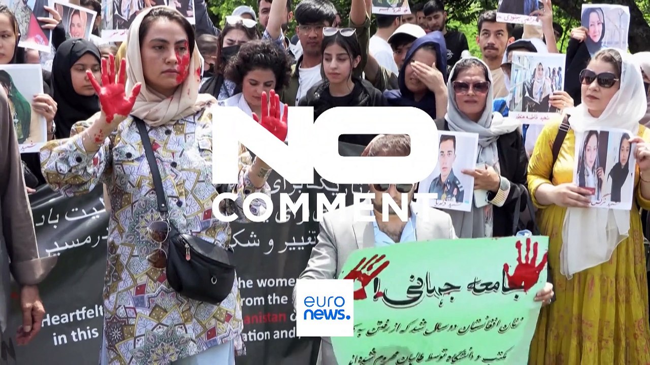 Des réfugiées afghanes manifestent contre le retour au pouvoir des Talibans, deux ans après