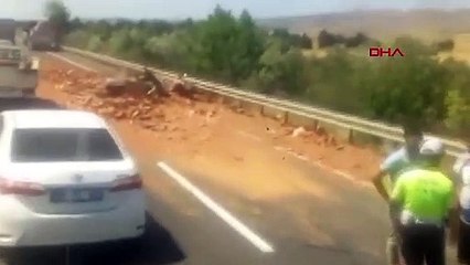 2 personnes ont été blessées dans la voiture qui était sous les briques du camion à Çankırı
