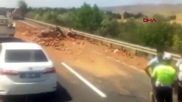 2 personnes ont été blessées dans la voiture qui était sous les briques du camion à Çankırı