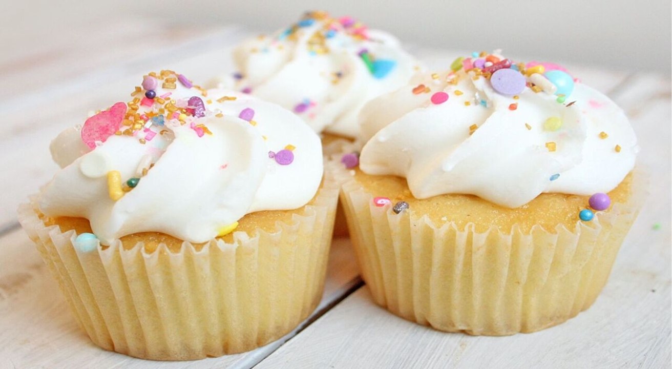 What Is the Difference Between Icing and Frosting?