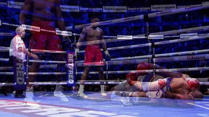 Anthony Joshua propina brutal KO en 7R a Robert Helenius