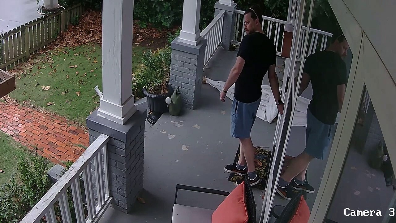 Un homme panique lors d'une rencontre soudaine avec un rat