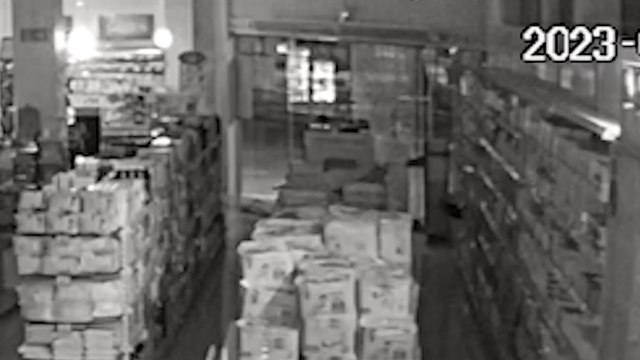 Vídeo mostra ladrões realizando arrombamento em Farmácia na Avenida Brasil