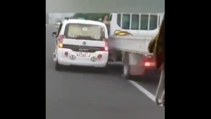 TEM'de seyir halindeki otomobilin camından çıkıp tartıştığı sürücüye yumruk attı