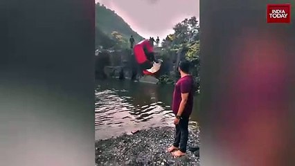 Otomobil şelaleden düştü, içindeki baba ve kızı çevredekiler tarafından kurtarıldı