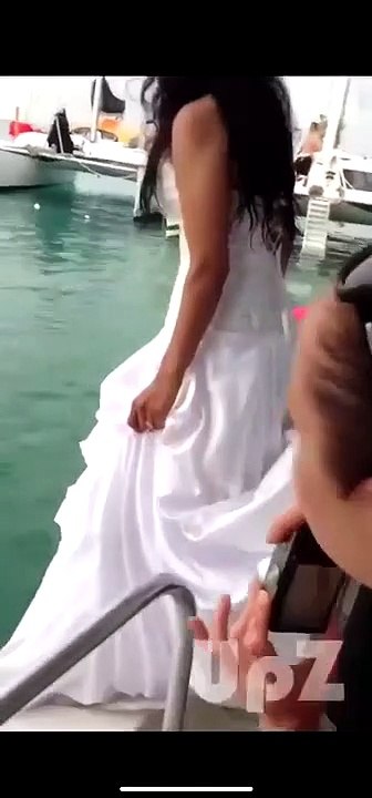 Sauter à l'eau avec une robe de mariée... risqué