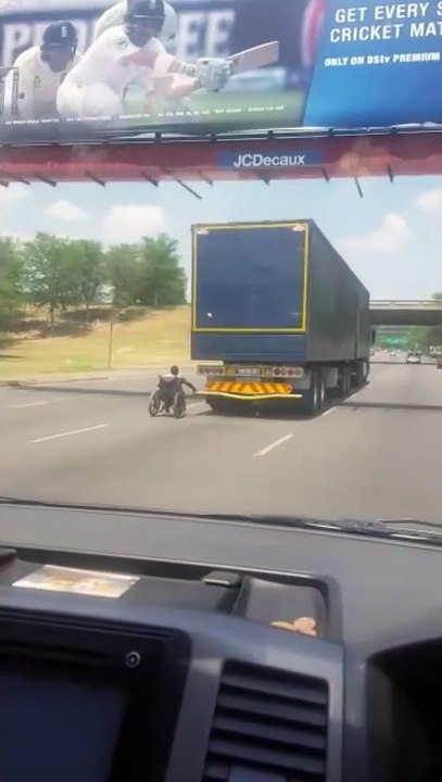 Cet handicapé en fauteuil roulant se fait tracter par un camion