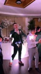 La danse de mariage sauvage cause des dommages collatéraux