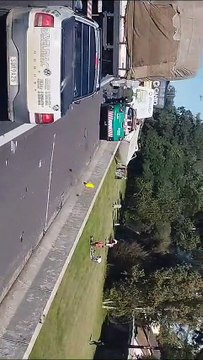 Tombamento de caminhão e engavetamento entre carretas deixam seis feridos no Contorno Leste