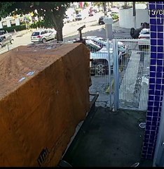 Vídeo flagra o momento em que carro capota na Ponta Verde