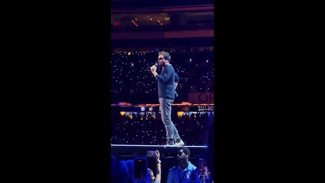 Jimmy Fallon surprises Jonas Brothers fans as special guest at New York concert