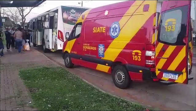 Idosa cai ao tentar embarcar em ônibus do transporte coletivo na Avenida Tancredo Neves