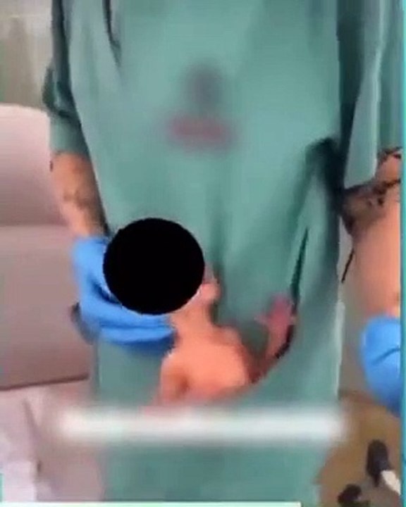 Fisioterapeuta posta vídeo de 'dancinha' com recém-nascido no bolso do jaleco e é criticada na web