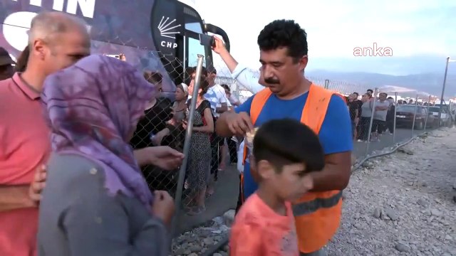 Les survivants du tremblement de terre se plaignent du manque d'aide de l'État