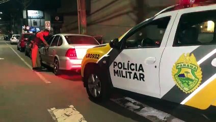 PM e Samu atendem homem que passou mal enquanto dirigia na Rua Afonso Pena