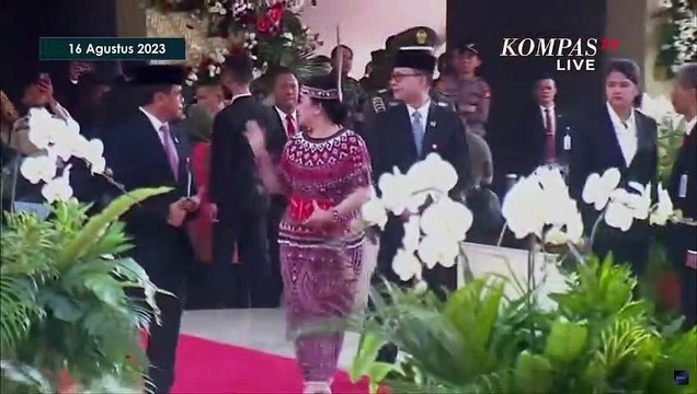 Puan Maharani Pakai Baju Adat Kalbar saat Tiba di Sidang Tahunan MPR 2023