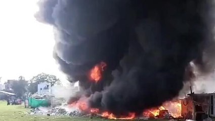 नरसिंहपुर: कबाड़े के कचरे में लगी भीषण आग, चपेट में आए कई मकान