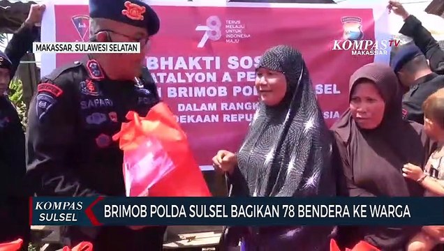 BRIMOB Polda Sulsel Bagikan 78 Bendera Ke Warga
