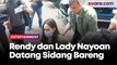Datang Bersama Ke Persidangan, Rendy Kjaernett Bopong dan Dorong Kursi Roda Lady Nayoan