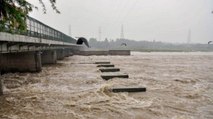 दिल्ली में यमुना नदी का जल स्तर लगातार बढ़ रहा है ,यमुना ने फिर बढ़ाई टेंशन