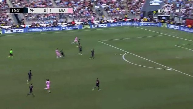 Messi bu kez çok uzaktan avladı!