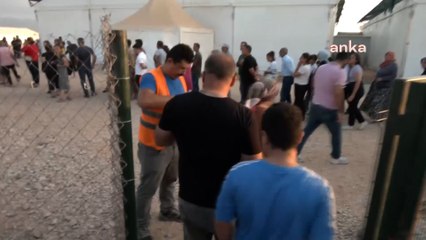 Hatay’da depremzedeler 4 çeşit yemek için yaklaşık 1 kilometrelik kuyrukta bekliyor