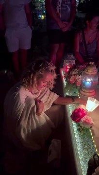 Laeticia Hallyday a participé à une veillée très émouvante au son d'une magnifique chanson de Johnny Hallyday.