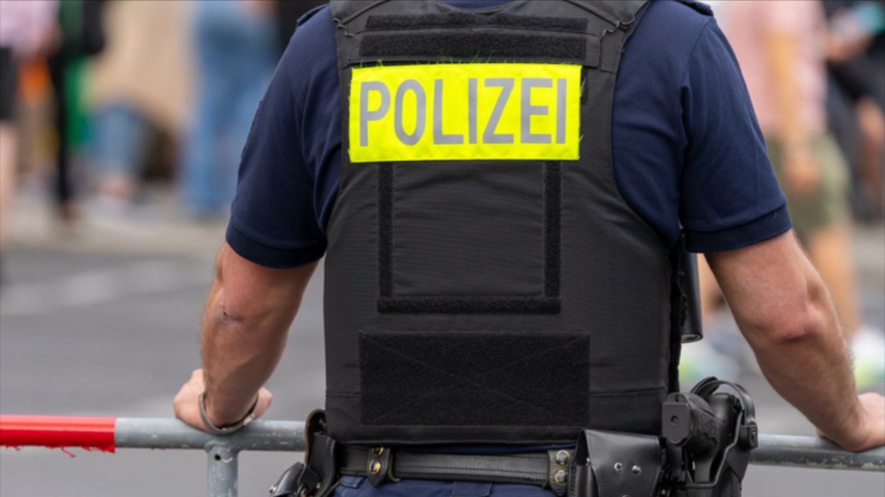 Berliner Polizist stiehlt Geld und Handys von Autofahrer