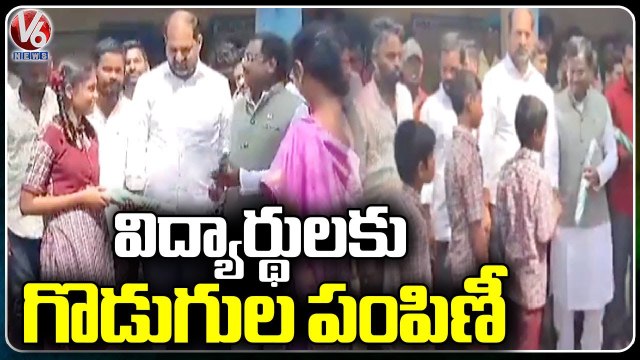 BJP Leader Vivek Venkataswamy Distributes Umbrella's For Students At Rangapur _ Peddapalli _ V6 News (2)
