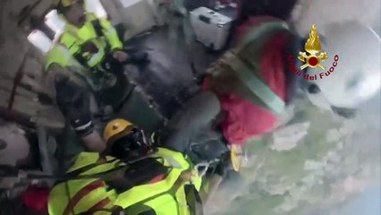 Tải video: Ballabio, due escursionisti bloccati in alta quota: il video spettacolare del salvataggio in elicottero