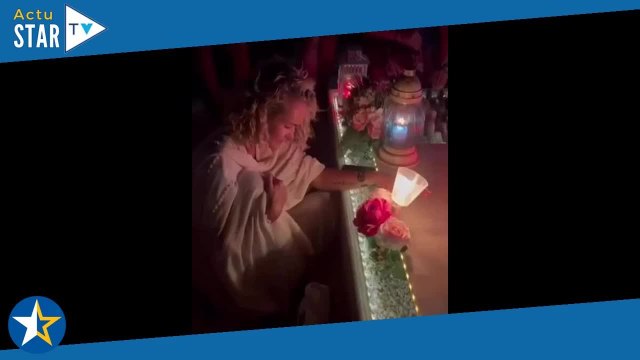 Laeticia Hallyday très affectée sur la tombe de Johnny entourée pour une veillée intime à Saint Ba
