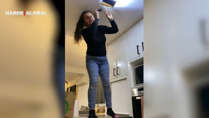 Çatı katında böyle görüntülendiler! Dev halı pitonlarını yılan avcısının yakaladığı anlar kamerada