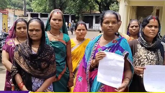 मंडला: प्रधानमंत्री आवास योजना का नहीं मिल रहा लाभ, ग्रामीणों ने प्रशासन से लगाई गुहार