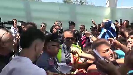 New Roma stars Renato Sanches and Leandro Paredes mobbed by fans