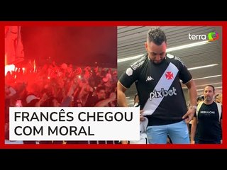 Download Video: Torcida do Vasco lota aeroporto e faz festa para receber Payet em desembarque no RJ