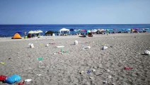 Rifiuti in spiaggia a Fondachello di Mascali e sul lungomare va in scena il 