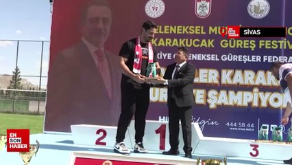 Taha Akgül'den gençlere: Kariyeriniz için karakucak güreşi yapın