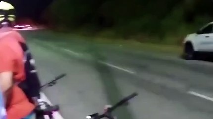 Policial é baleado por dupla ao reagir a assalto durante pedalada; veja vídeo