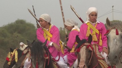 Des femmes exécutent la "Tbourida", l'art équestre marocain