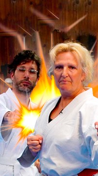 Comment riposter face à quelqu'un qui te casse tes lunettes ? Le karaté permet VRAIMENT de se défendre ? On est parti prendre des cours avec Véronique Mesnil de Vido, professeure de karaté
