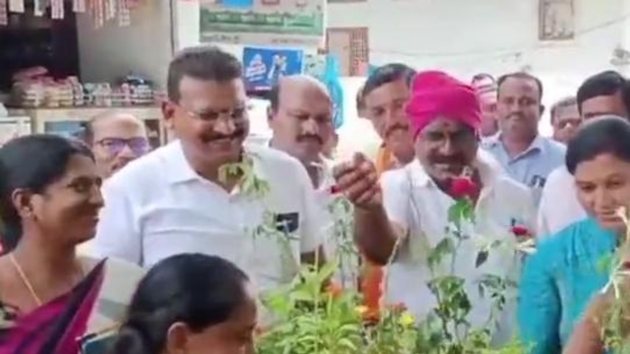 కరీంనగర్: ప్రతి ఇంటికి ఆరు మొక్కలు పంపిణీ చేసిన మేయర్