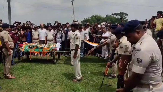 अररिया: राजकीय सम्मान के साथ पंचतत्व में विलीन हुए शहीद SHO नंद किशोर यादव, बड़े बेटे ने दी मुखाग्नि