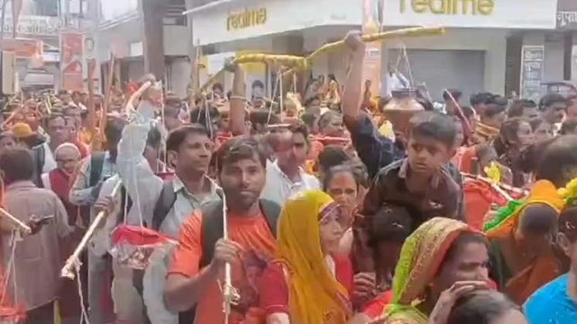 सीहोर में निकाली पंडित प्रदीप मिश्रा ने 11 किलोमीटर की कावड़ यात्रा, उमड़ा जनसैलाब