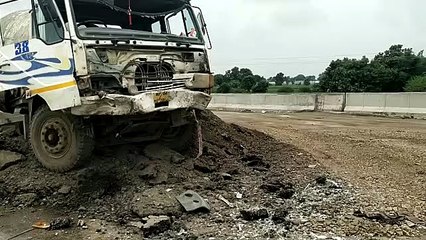 तेज रफ्तार मिक्सर वाहन दुर्घटनाग्रस्त हुआ