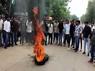 ग्रामीण छात्र संगठन ने टायर जलाकर जताया विरोध -video