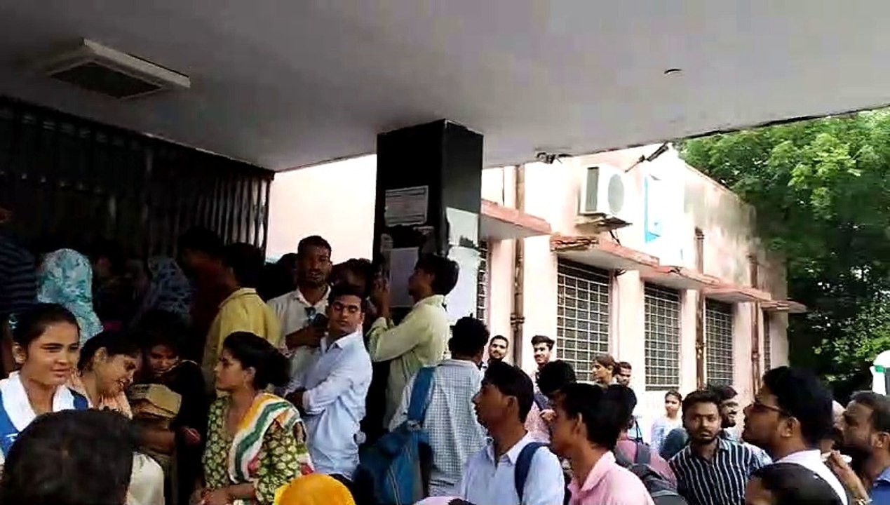 नर्सिंग ऑफिसर की अस्थाई भर्ती प्रक्रिया को लेकर बवाल, ताला लगाकर किया प्रदर्शन