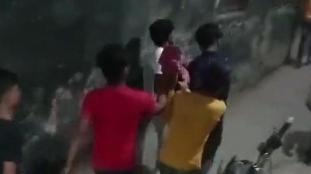 अम्बेडकरनगर: भरभराकर गिरी दीवार, मलबे में दबे दो बच्चे, एक की हुई मौत